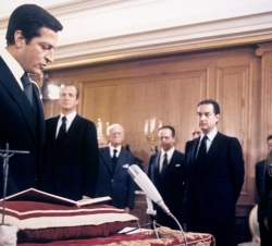 D. Adolfo Suárez jura su cargo como presidente del Gobierno, en un acto presidido por Su Majestad el Rey en el Palacio de la Zarzuela, y por el minist